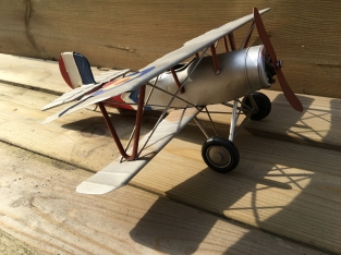 Handgemaakt metalen vliegtuig, 1 motorig, dubbeldekker.